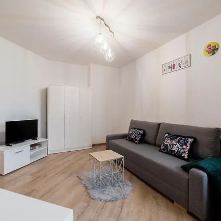 Lakeside Nature Escape By Bookinghost